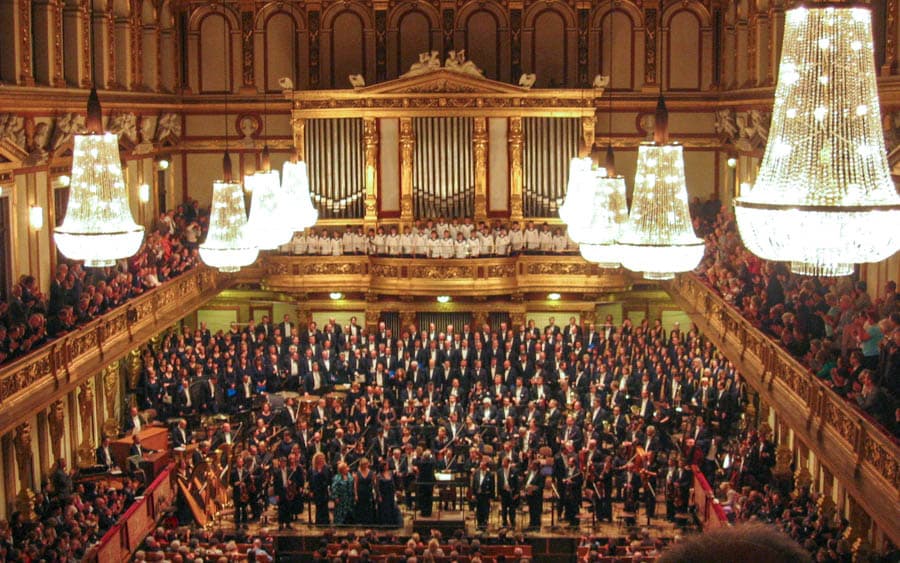 奧地利維也納的金色大廳（Musikverein），以其金碧輝煌的內部裝飾和卓越的聲學效果聞名於世。